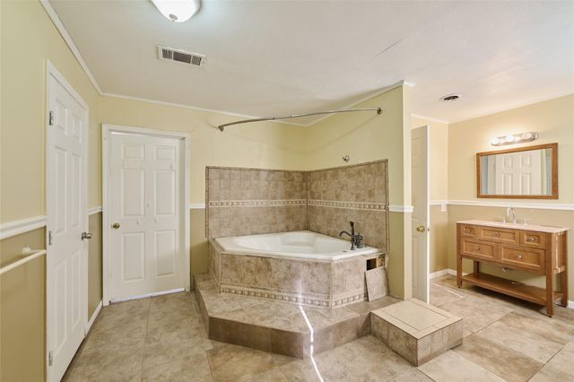 203 Paul Knox Street, Huntsville, TX 77320