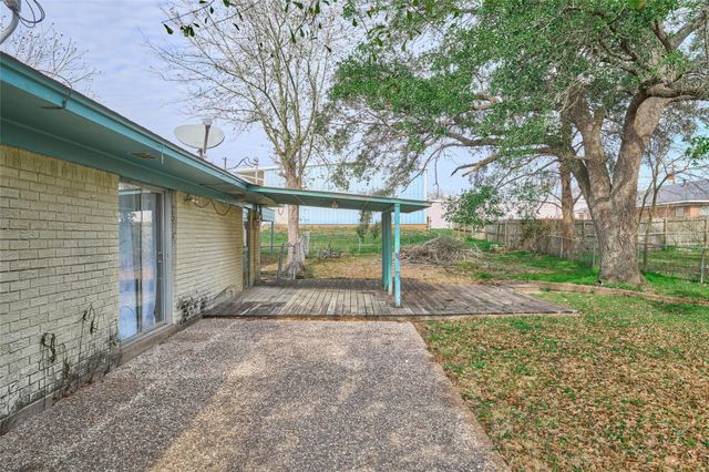 203 Paul Knox Street, Huntsville, TX 77320