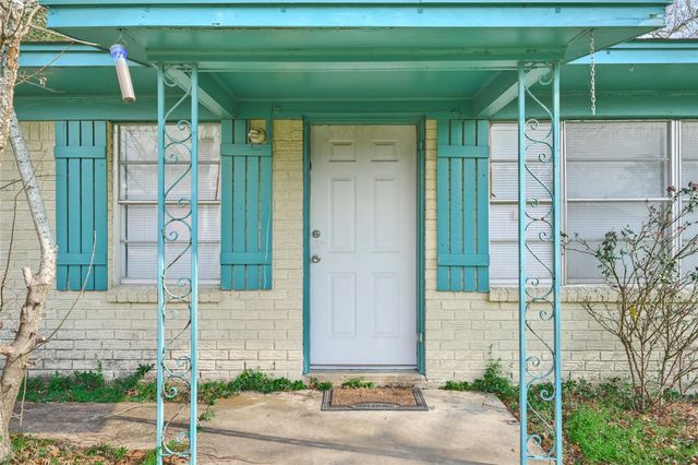 203 Paul Knox Street, Huntsville, TX 77320