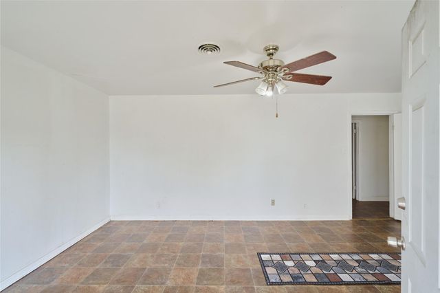 203 Paul Knox Street, Huntsville, TX 77320