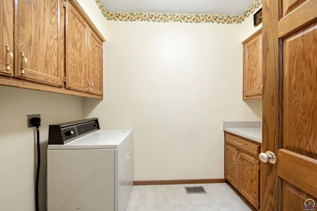 2431 SE Saturn DR, Topeka, KS 66605