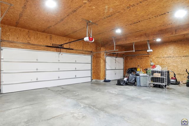 2431 SE Saturn DR, Topeka, KS 66605