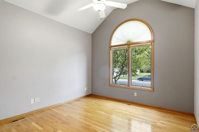 2431 SE Saturn DR, Topeka, KS 66605