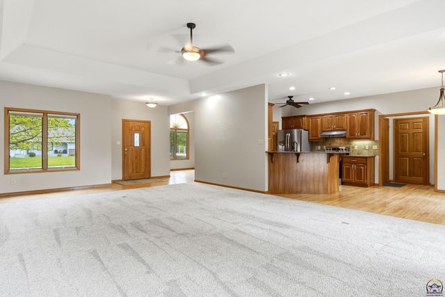 2431 SE Saturn DR, Topeka, KS 66605