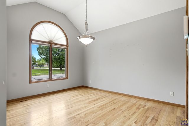 2431 SE Saturn DR, Topeka, KS 66605