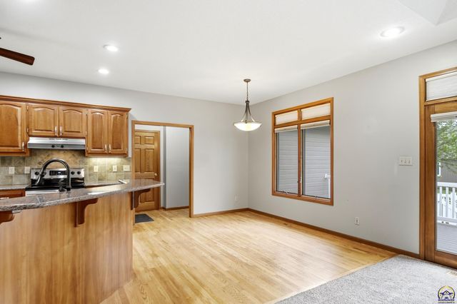 2431 SE Saturn DR, Topeka, KS 66605