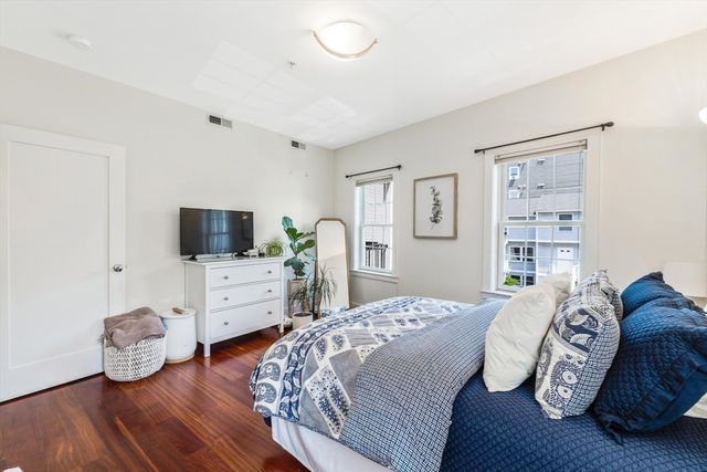 109 D St 4, Boston, MA 02127