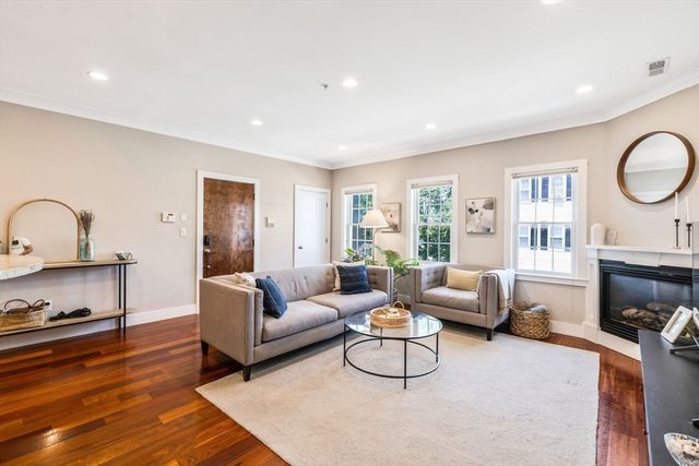 109 D St 4, Boston, MA 02127