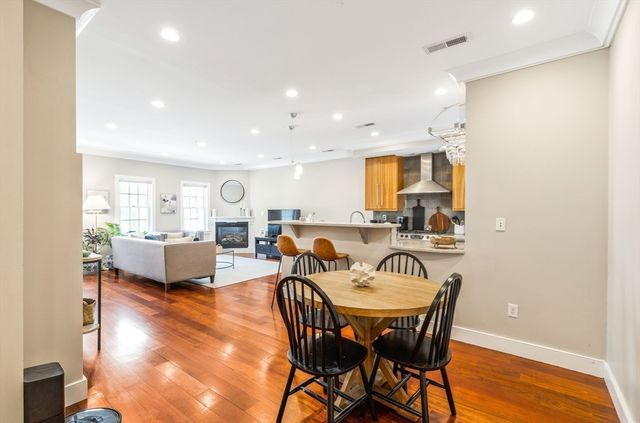 109 D St 4, Boston, MA 02127