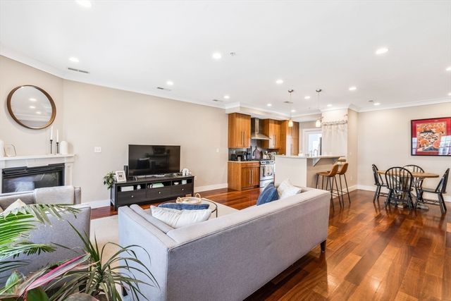 109 D St 4, Boston, MA 02127