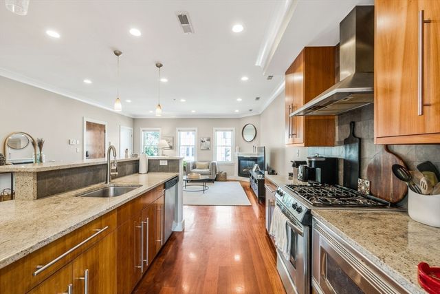 109 D St 4, Boston, MA 02127
