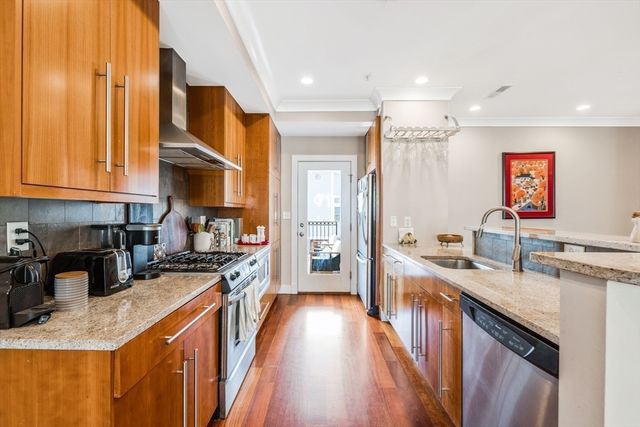 109 D St 4, Boston, MA 02127