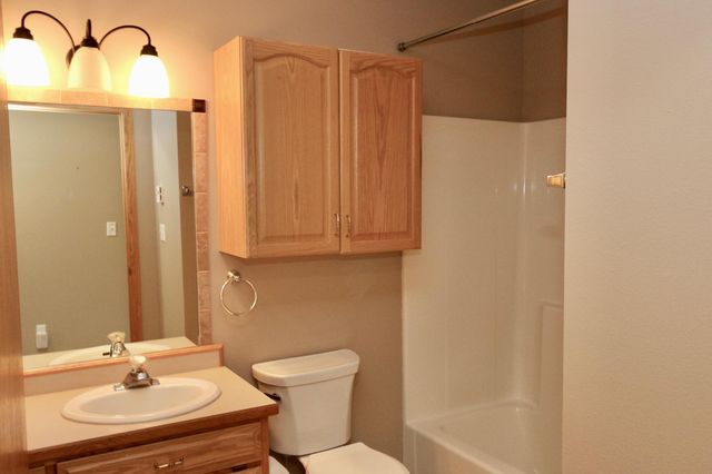 300 10th Avenue SE 101, Pelican Rapids, MN 56572