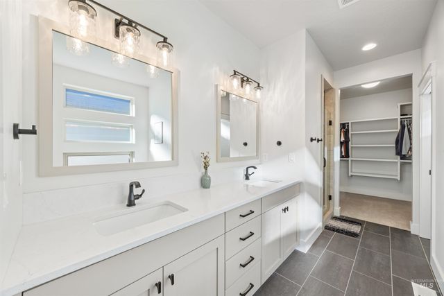 2465 E Berghan Ln, Meridian, ID 83642