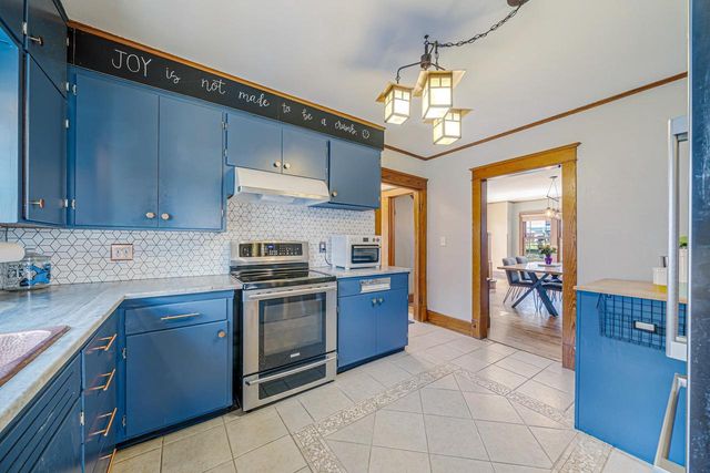 1009 NICOLET BOULEVARD, Neenah, WI 54956