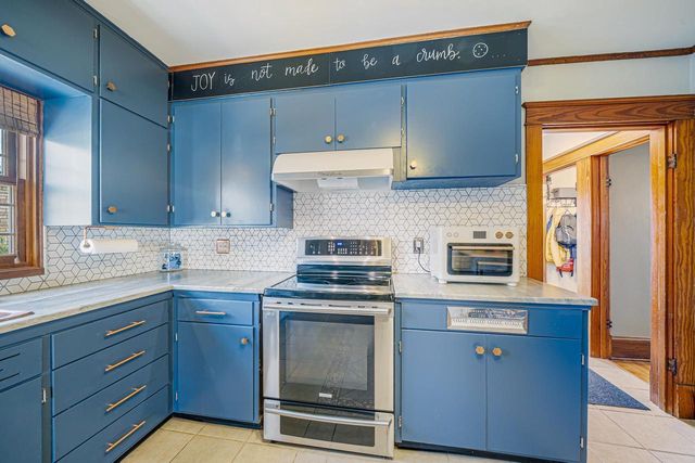 1009 NICOLET BOULEVARD, Neenah, WI 54956