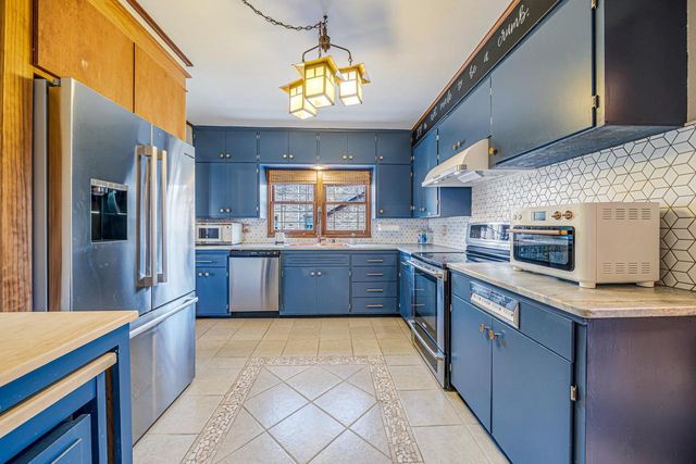 1009 NICOLET BOULEVARD, Neenah, WI 54956
