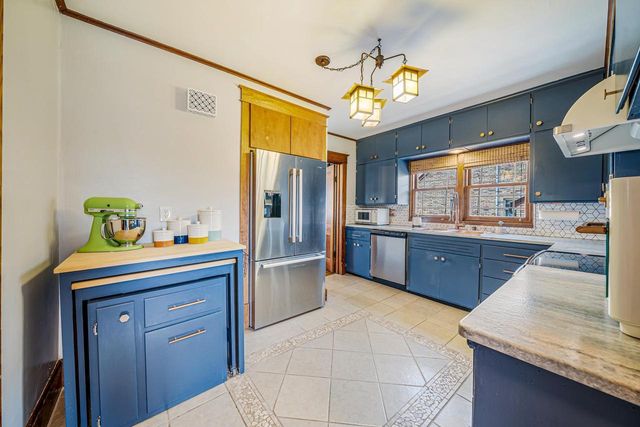 1009 NICOLET BOULEVARD, Neenah, WI 54956