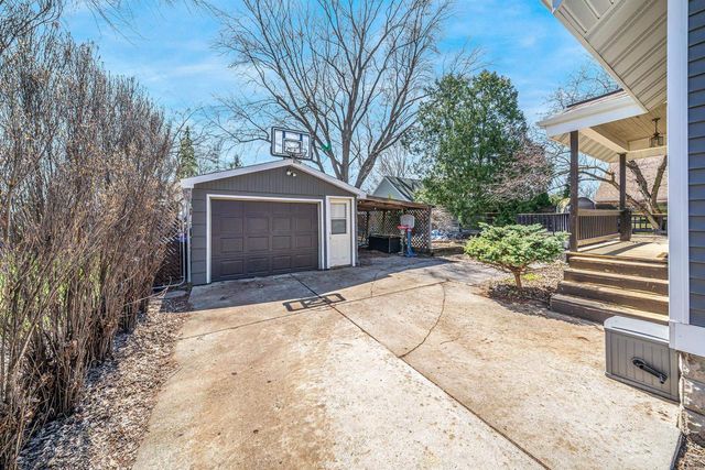 1009 NICOLET BOULEVARD, Neenah, WI 54956