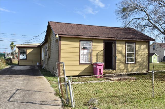22 N Avenue D, Freeport, TX 77541