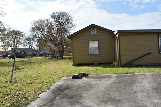 22 N Avenue D, Freeport, TX 77541