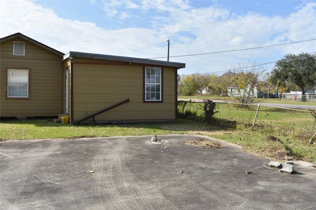 22 N Avenue D, Freeport, TX 77541