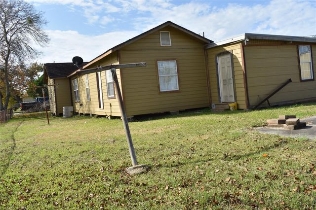 22 N Avenue D, Freeport, TX 77541