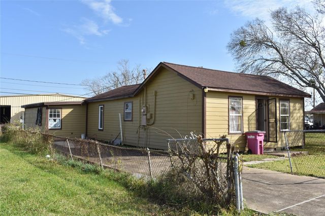 22 N Avenue D, Freeport, TX 77541
