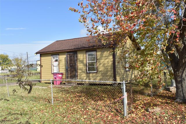 22 N Avenue D, Freeport, TX 77541