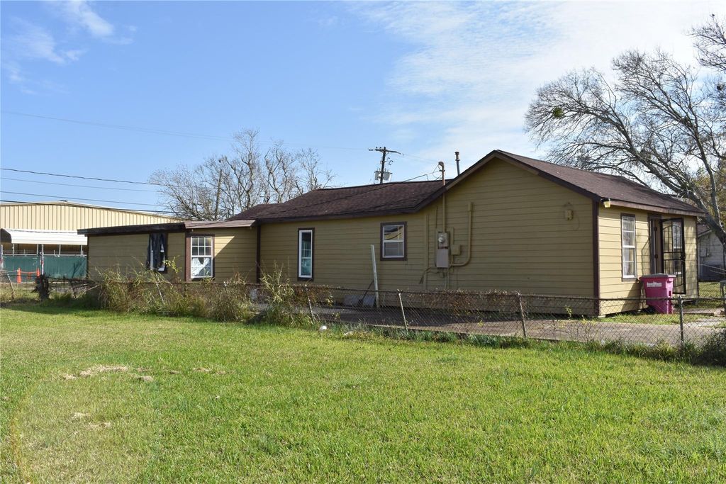 22 N Avenue D, Freeport, TX 77541