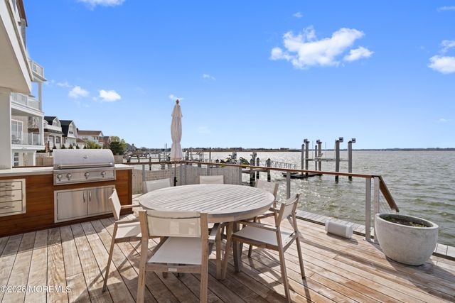 7 Circle Drive, Monmouth Beach, NJ 07750