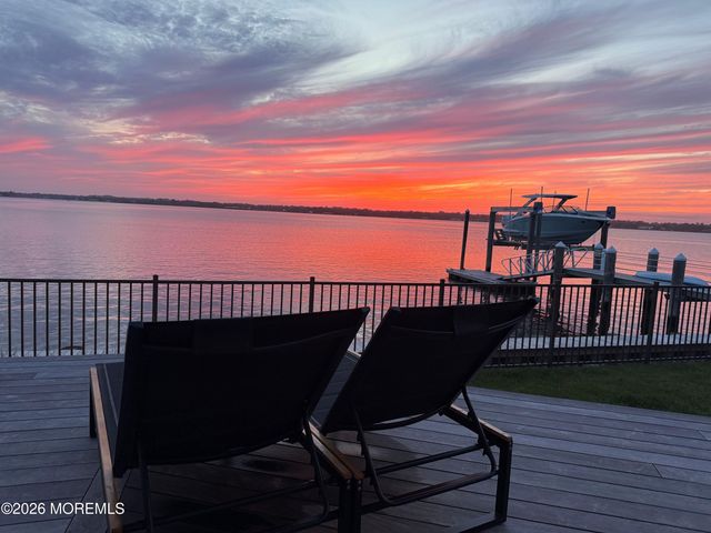 7 Circle Drive, Monmouth Beach, NJ 07750