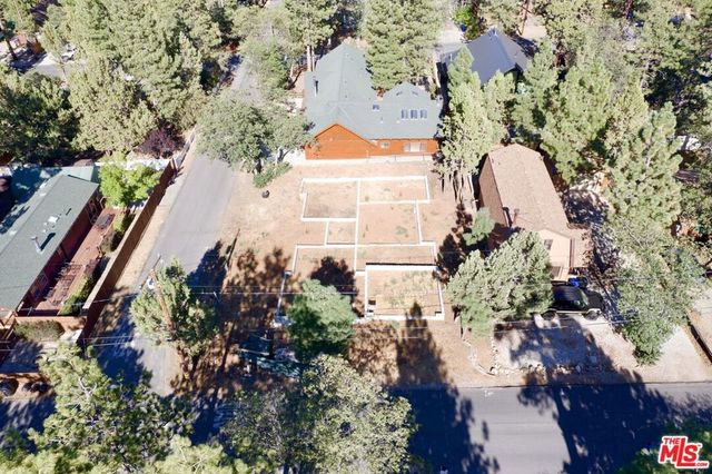 211 Wabash Lane, Sugarloaf, CA 92386