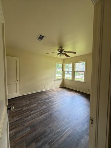 1002 W Willis Street, Alvin, TX 77511