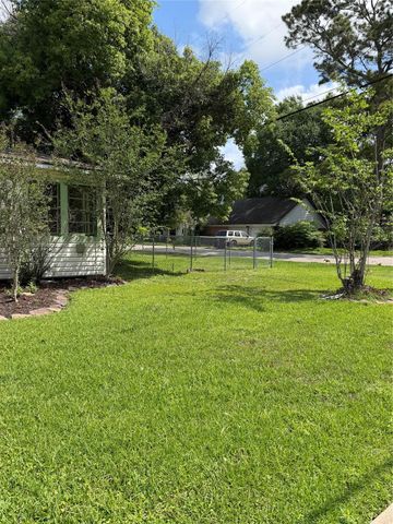 1002 W Willis Street, Alvin, TX 77511