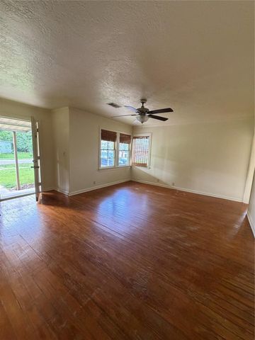 1002 W Willis Street, Alvin, TX 77511