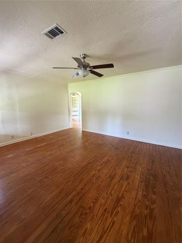 1002 W Willis Street, Alvin, TX 77511