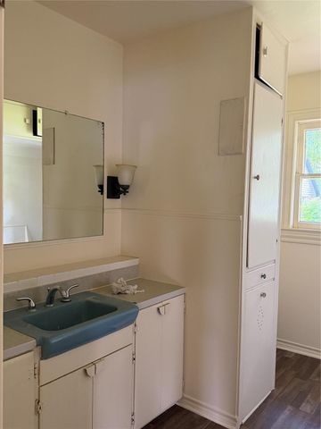 1002 W Willis Street, Alvin, TX 77511