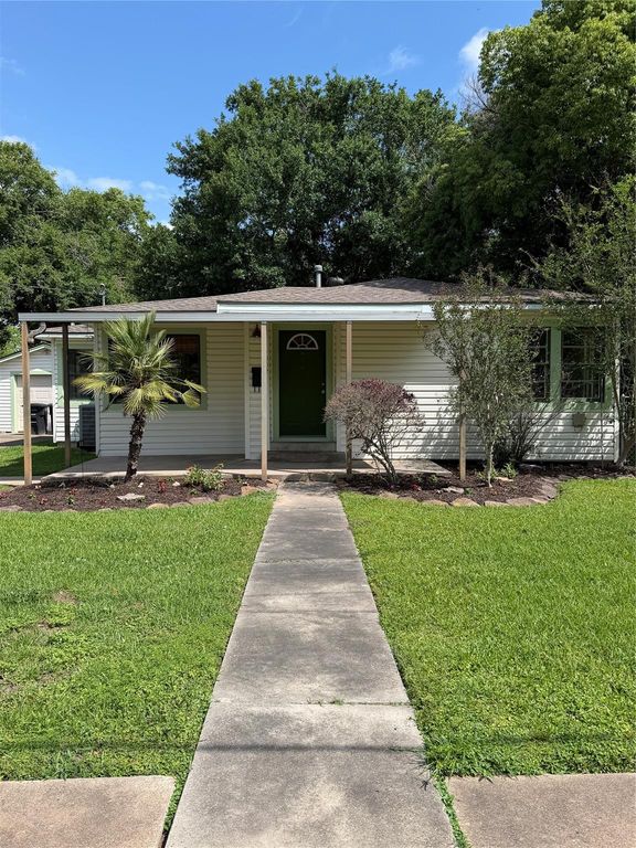 1002 W Willis Street, Alvin, TX 77511