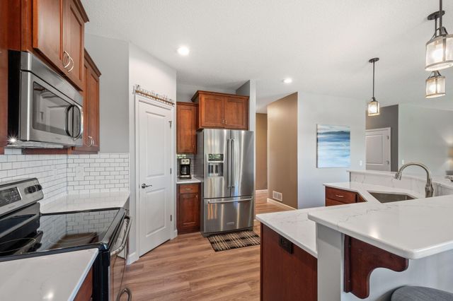 6877 Lasalle Circle NE, Albertville, MN 55301