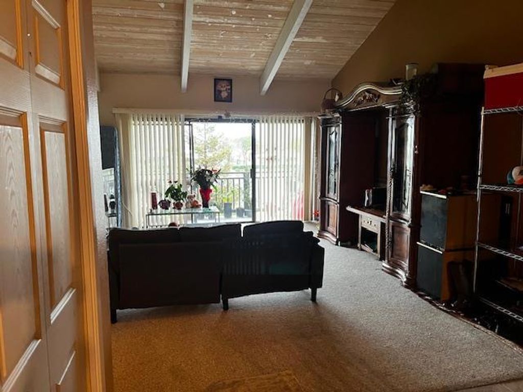 Image 5 of property listing at 182 Kern Street 45, Salinas, CA 93905