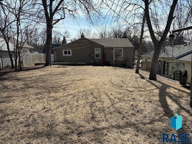 1304 E 22nd St, Sioux Falls, SD 57105