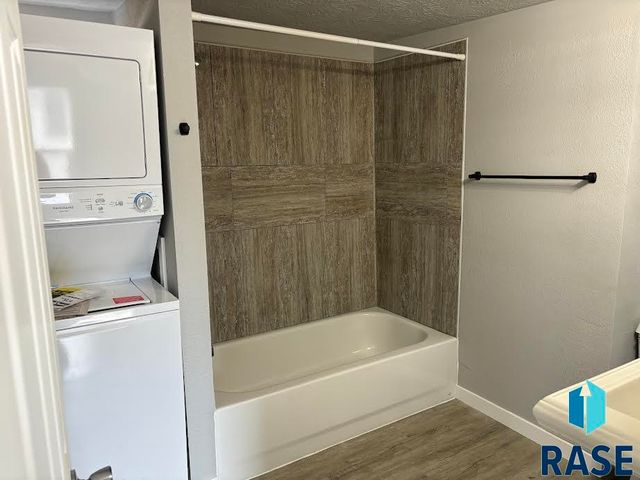 1304 E 22nd St, Sioux Falls, SD 57105