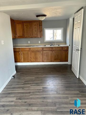 1304 E 22nd St, Sioux Falls, SD 57105