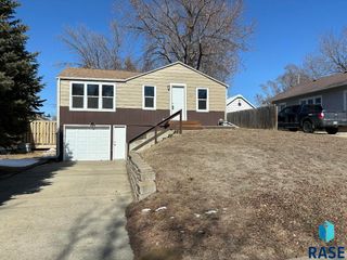 1304 E 22nd St, Sioux Falls, SD 57105