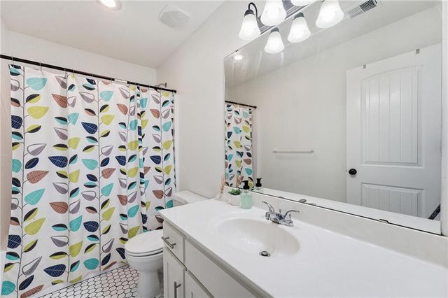9012 N Oxford Avenue, Kansas City, MO 64157