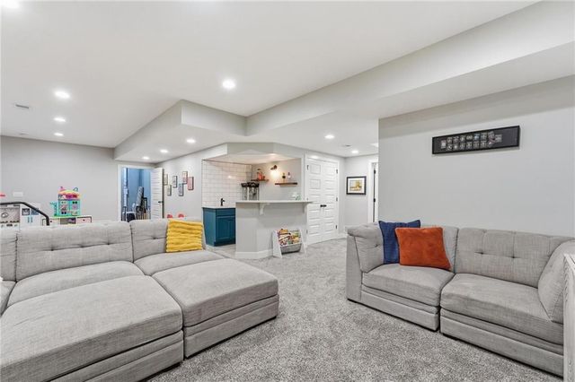 9012 N Oxford Avenue, Kansas City, MO 64157