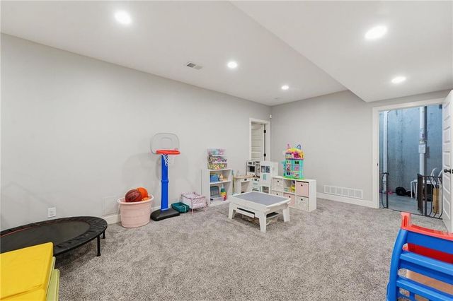9012 N Oxford Avenue, Kansas City, MO 64157