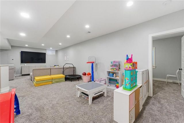 9012 N Oxford Avenue, Kansas City, MO 64157