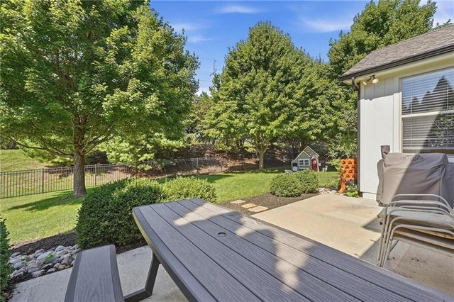 9012 N Oxford Avenue, Kansas City, MO 64157